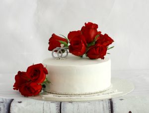 customized white wedding anniversary cake