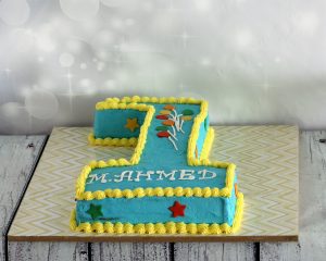 A train cake sitting on top of a table